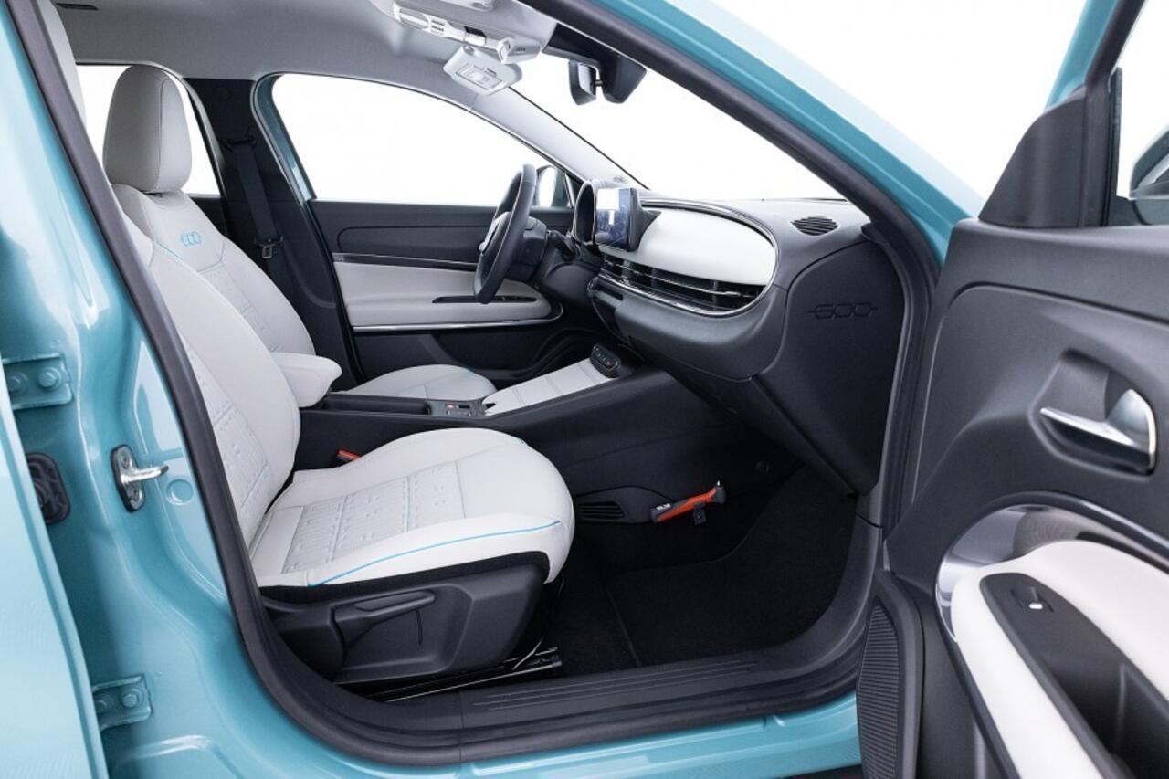 Fiat 600 e La Prima 54 kWh | LEDER | ECC | CARPLAY | LED ? 1e Eigenaar | SOH 96%