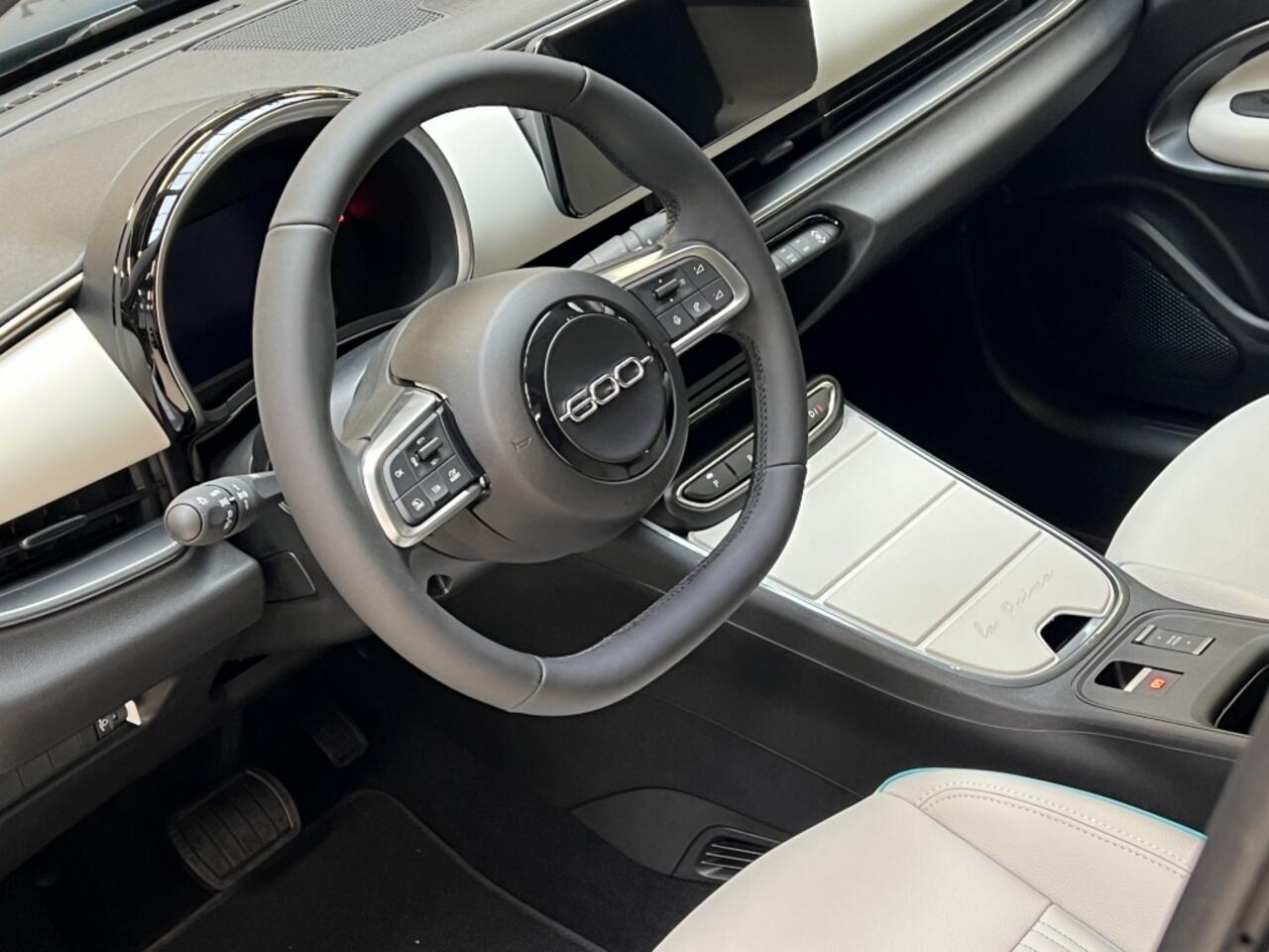 Fiat 600 600e La Prima 54 kWh * 12 mnd BOVAG garantie * RIJKLAARPRIJS !