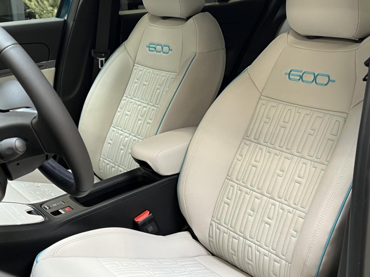 Fiat 600 600e La Prima 54 kWh * 12 mnd BOVAG garantie * RIJKLAARPRIJS !