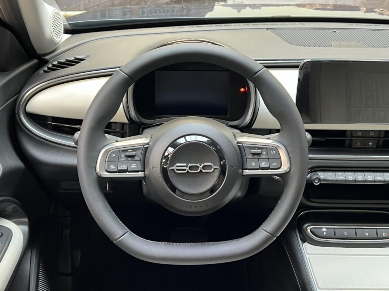 Fiat 600 600e La Prima 54 kWh * 12 mnd BOVAG garantie * RIJKLAARPRIJS !