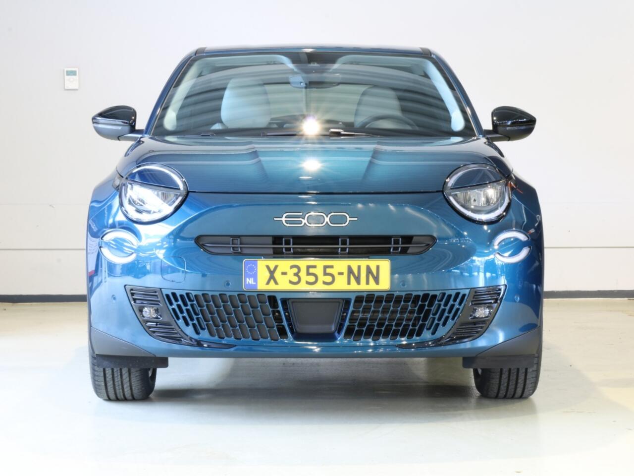 Fiat 600 600e La Prima 54 kWh * 12 mnd BOVAG garantie * RIJKLAARPRIJS !