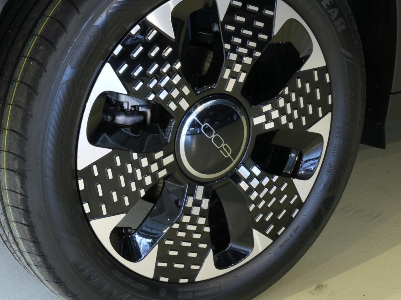 Fiat 600 600e La Prima 54 kWh * 12 mnd BOVAG garantie * RIJKLAARPRIJS !