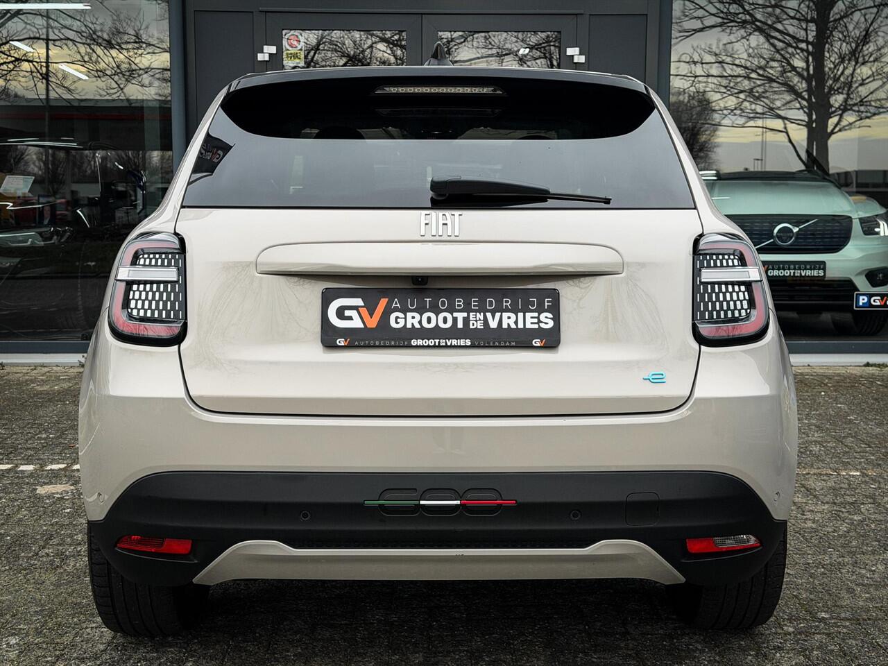 Fiat 600 600e La Prima 54 kWh Camera|Massage|Carplay|Leer