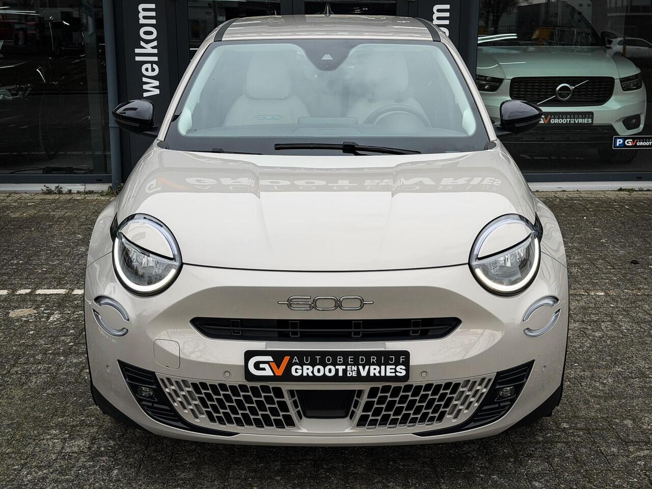 Fiat 600 600e La Prima 54 kWh Camera|Massage|Carplay|Leer