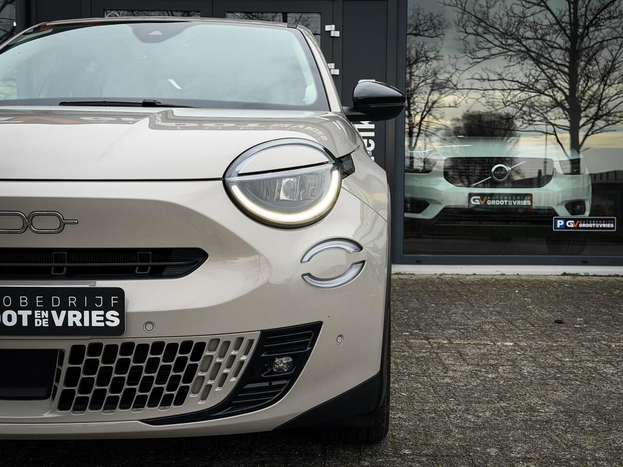 Fiat 600 600e La Prima 54 kWh Camera|Massage|Carplay|Leer