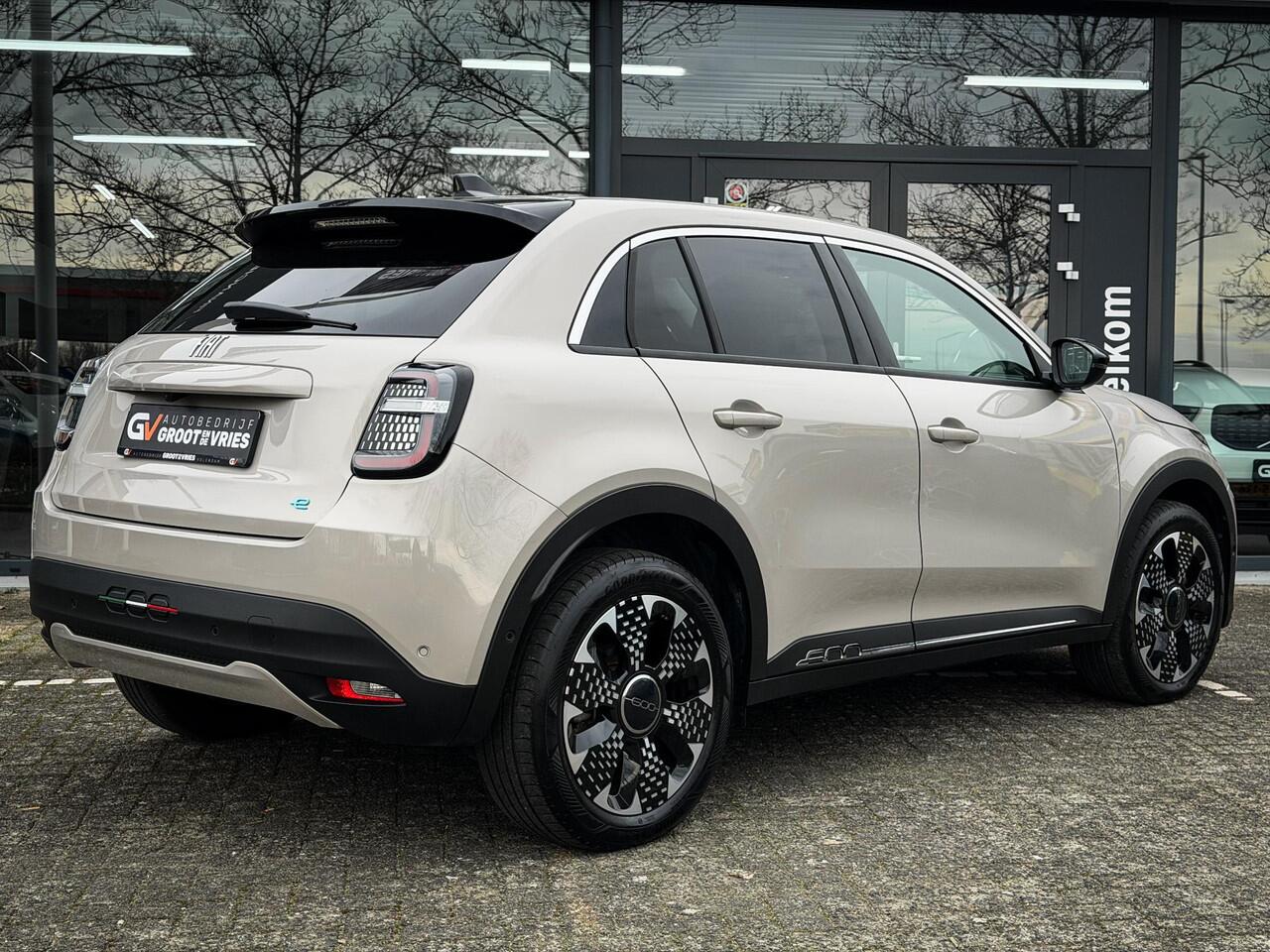 Fiat 600 600e La Prima 54 kWh Camera|Massage|Carplay|Leer