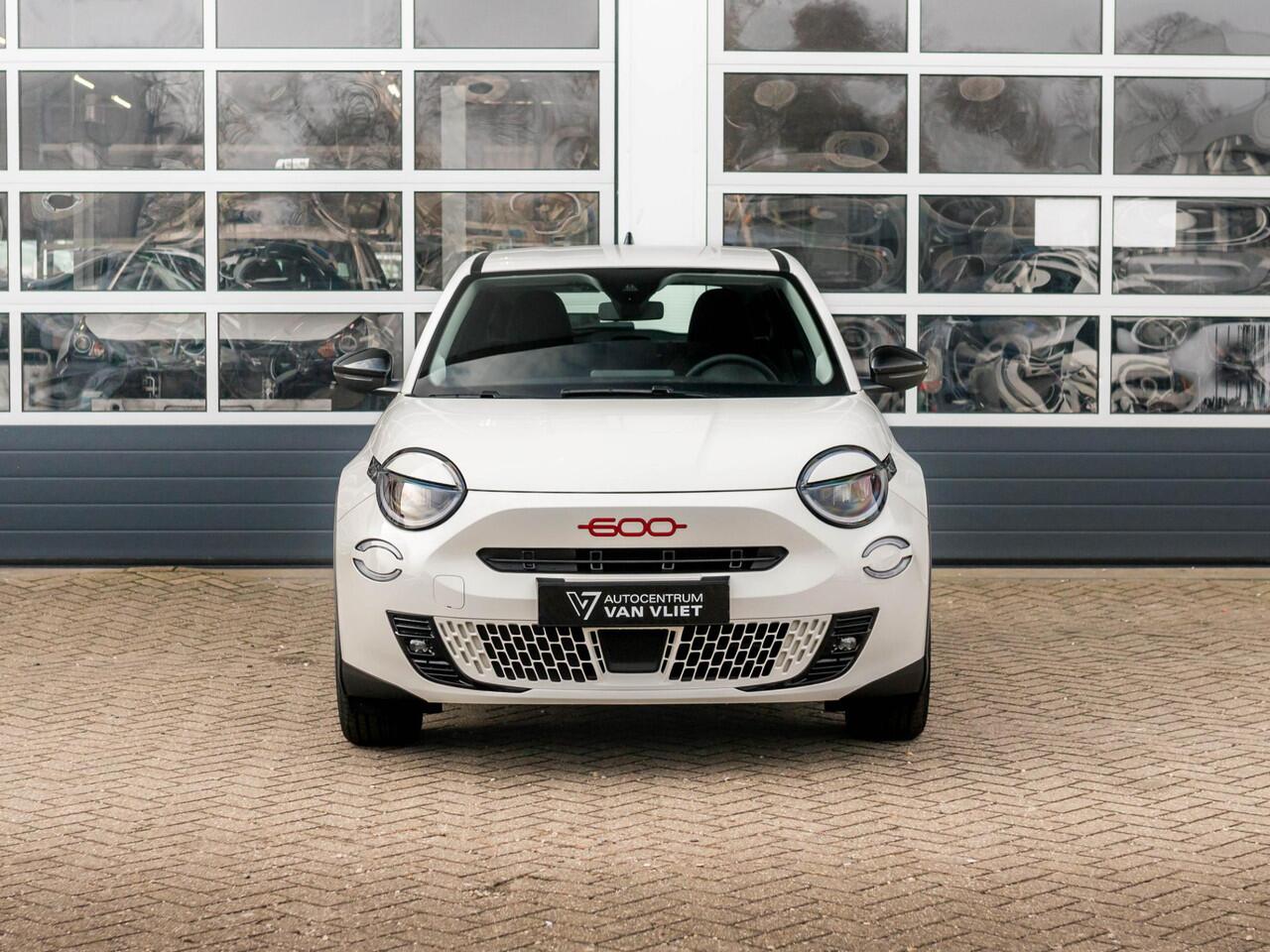 Fiat 600 600e RED 54 kWh | Mega scherpe Prijs, zolang de voorraad strekt ! | Gratis Wallbox