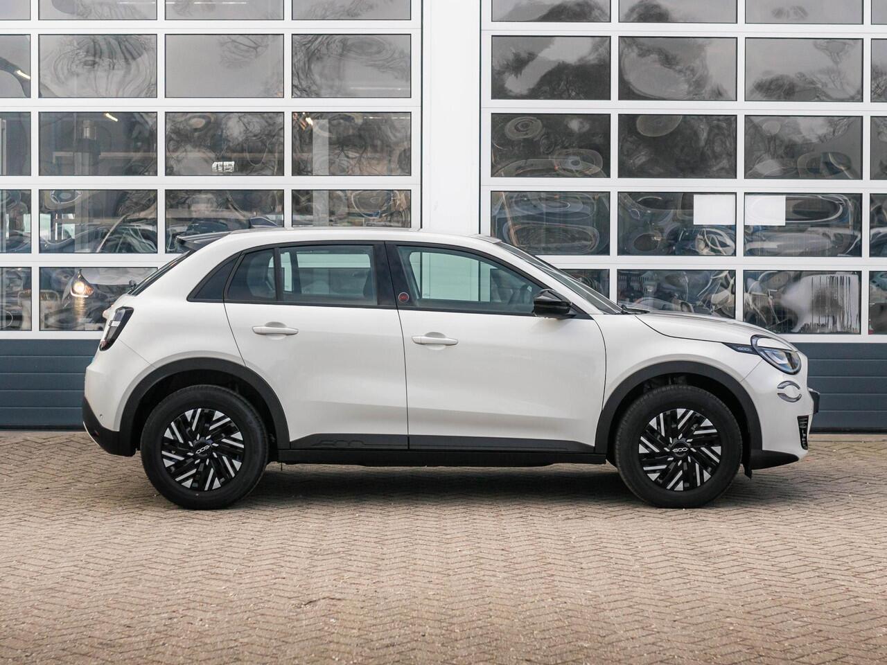 Fiat 600 600e RED 54 kWh | Mega scherpe Prijs, zolang de voorraad strekt ! | Gratis Wallbox