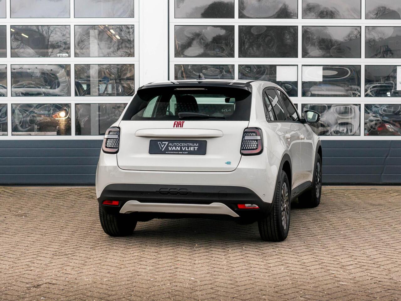 Fiat 600 600e RED 54 kWh | Mega scherpe Prijs, zolang de voorraad strekt ! | Gratis Wallbox