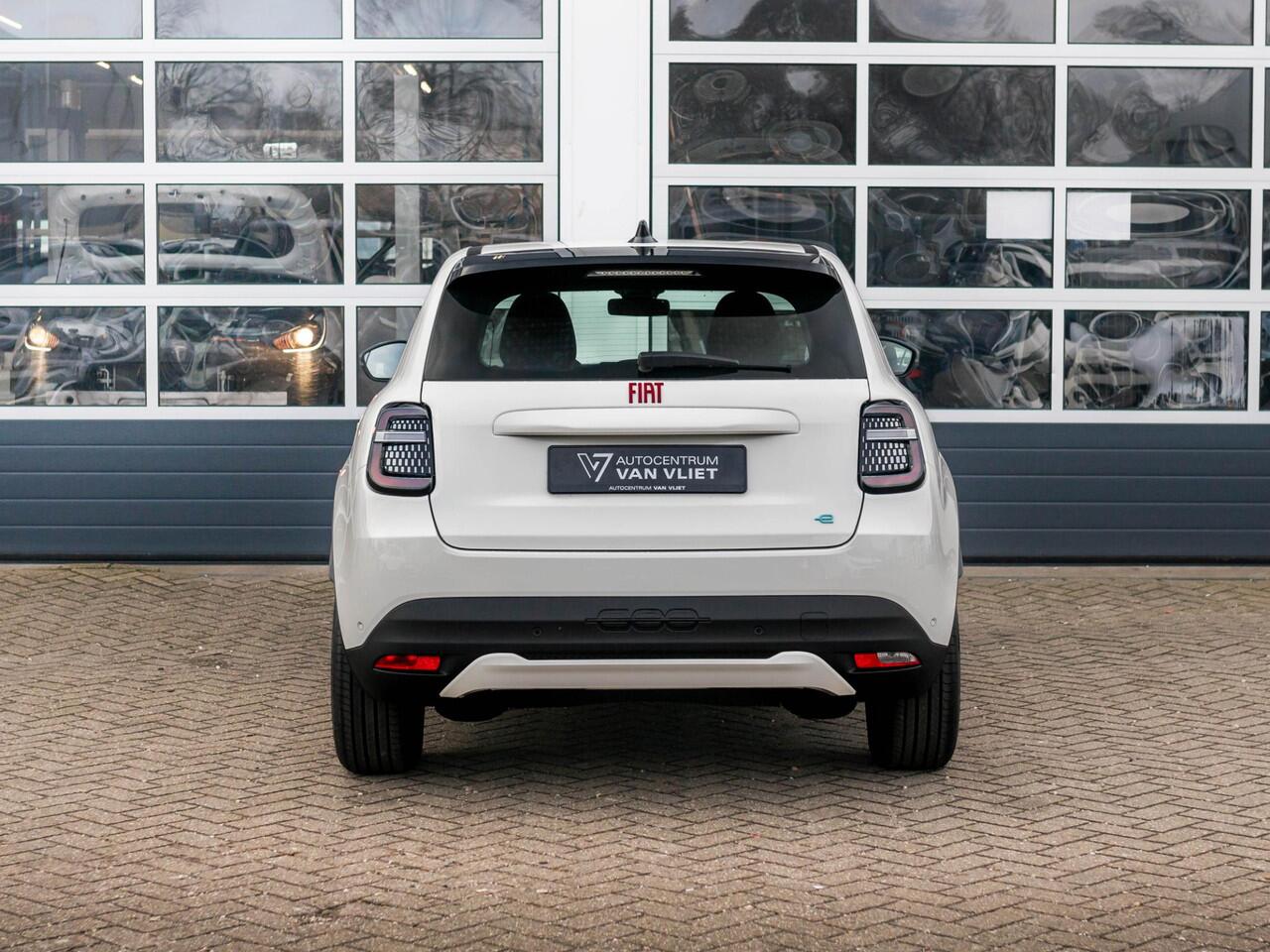 Fiat 600 600e RED 54 kWh | Mega scherpe Prijs, zolang de voorraad strekt ! | Gratis Wallbox