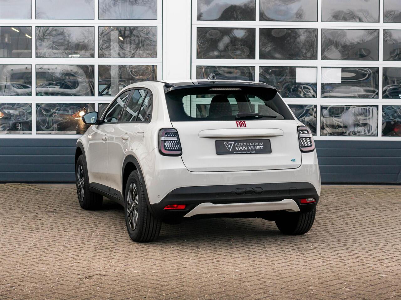 Fiat 600 600e RED 54 kWh | Mega scherpe Prijs, zolang de voorraad strekt ! | Gratis Wallbox