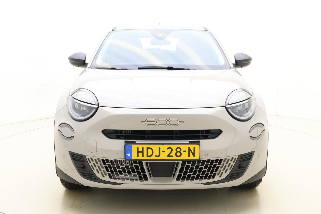 Fiat 600 1.2 Hybrid Urban 136 PK | Navigatie | Keyless | Climate control | Lichtmetalen velgen | Parkeersensoren | Camera