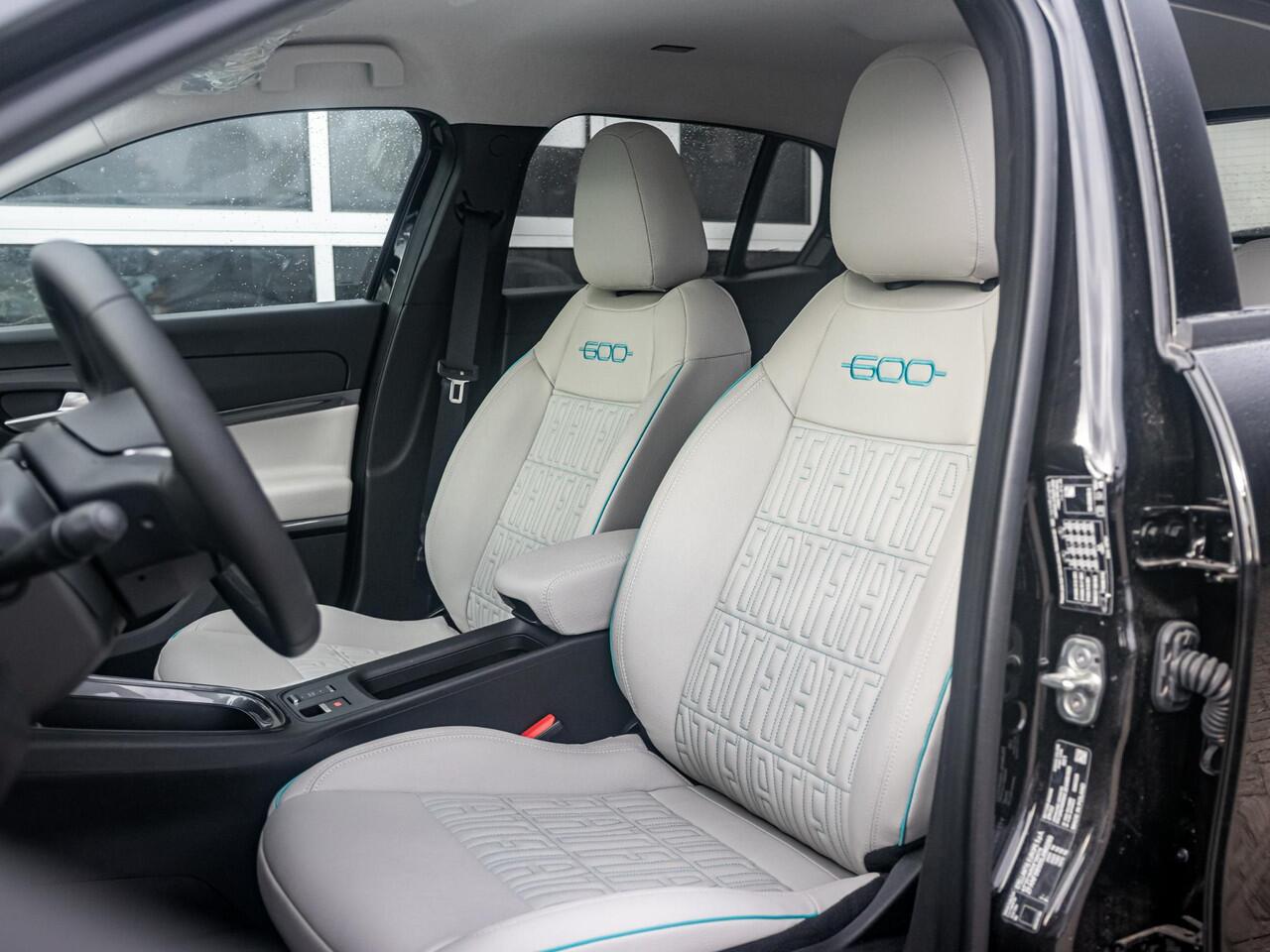 Fiat 600 600e La Prima 54 kWh | Carplay | Elek. Stoel | Stoelverwarming | Keyless | LED | Clima