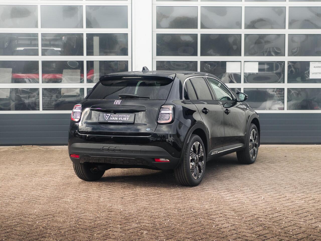 Fiat 600 600e La Prima 54 kWh | Carplay | Elek. Stoel | Stoelverwarming | Keyless | LED | Clima