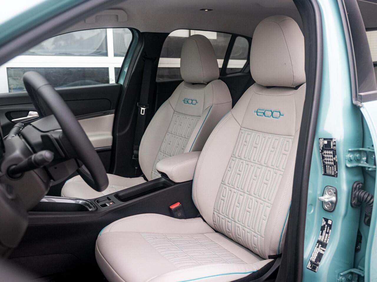 Fiat 600 1.2 Hybrid La Prima | Clima | Adapt. Cruise | Camera | BSM | 18" | Stoelverwarming | Apple Carplay | Elektr. A-Klep