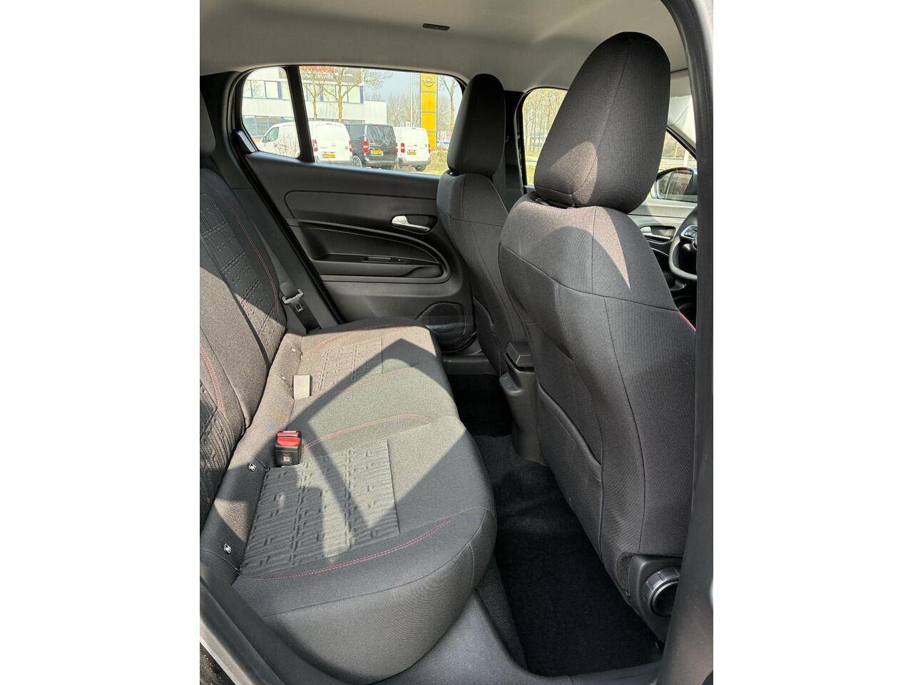 Fiat 600 600e RED 54 kWh | Climate control | Apple Carplay/Android Auto | Parkpilot | Cruise control | Keyless start | Volledig Digitaal instrumentenpaneel