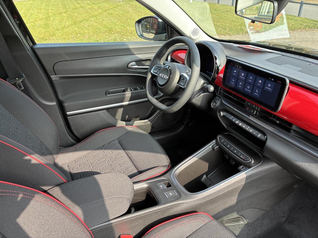 Fiat 600 600e RED 54 kWh | Climate control | Apple Carplay/Android Auto | Parkpilot | Cruise control | Keyless start | Volledig Digitaal instrumentenpaneel