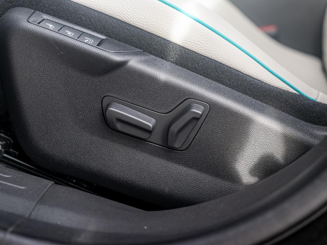 Fiat 600 600e La Prima 54 kWh | Carplay | Elek. Stoel | Stoelverwarming | Keyless | LED | Clima