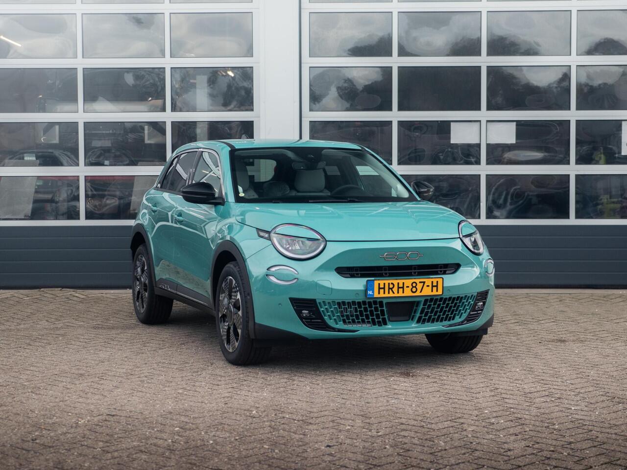 Fiat 600 1.2 Hybrid La Prima | Clima | Adapt. Cruise | Camera | BSM | 18" | Stoelverwarming | Apple Carplay | Elektr. A-Klep