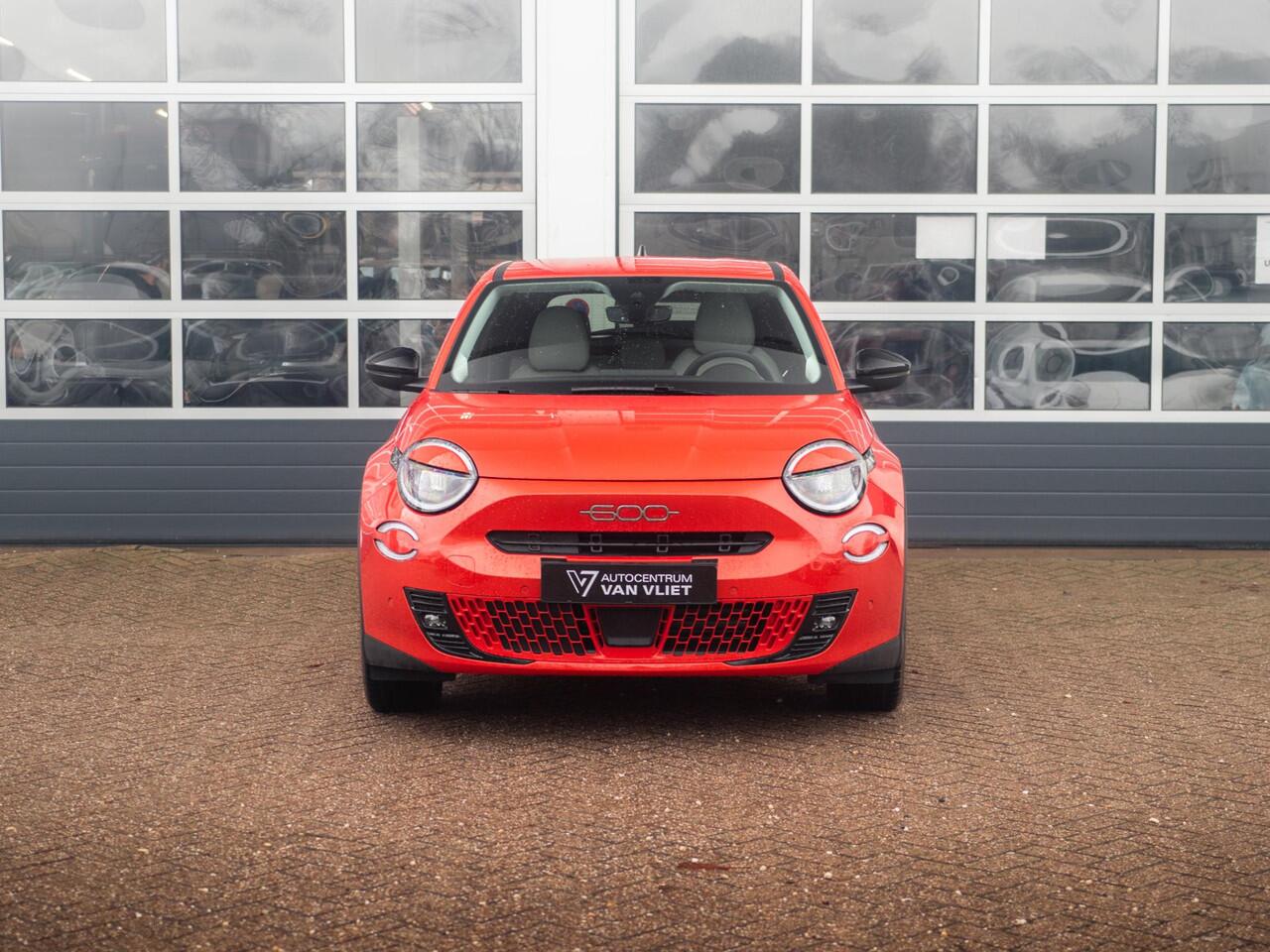 Fiat 600 600e La Prima 54 kWh | 17% Bijtelling | Carplay | Elek. Stoel | Stoelverwarming | Keyless | LED | Clima