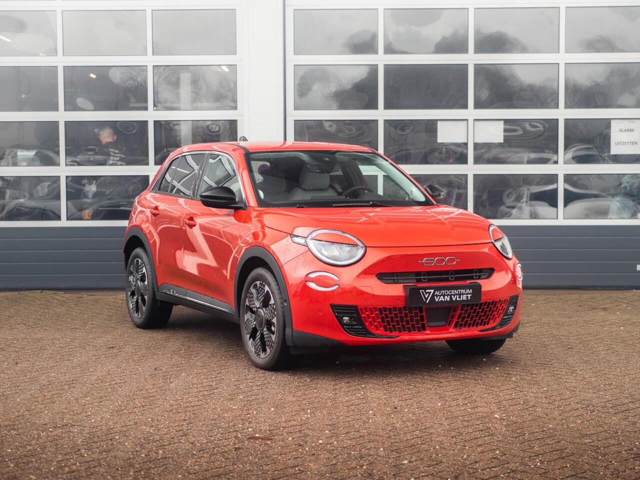 Fiat 600 600e La Prima 54 kWh | 17% Bijtelling | Carplay | Elek. Stoel | Stoelverwarming | Keyless | LED | Clima