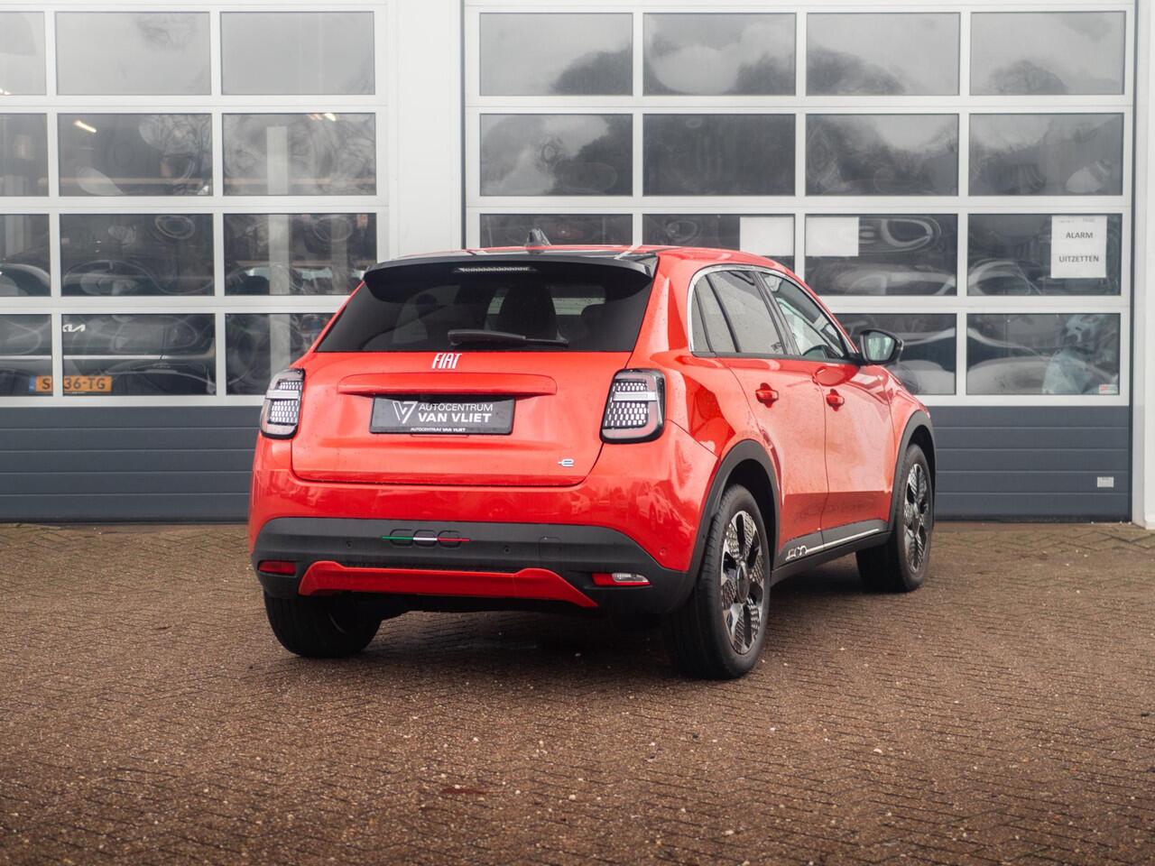 Fiat 600 600e La Prima 54 kWh | 17% Bijtelling | Carplay | Elek. Stoel | Stoelverwarming | Keyless | LED | Clima