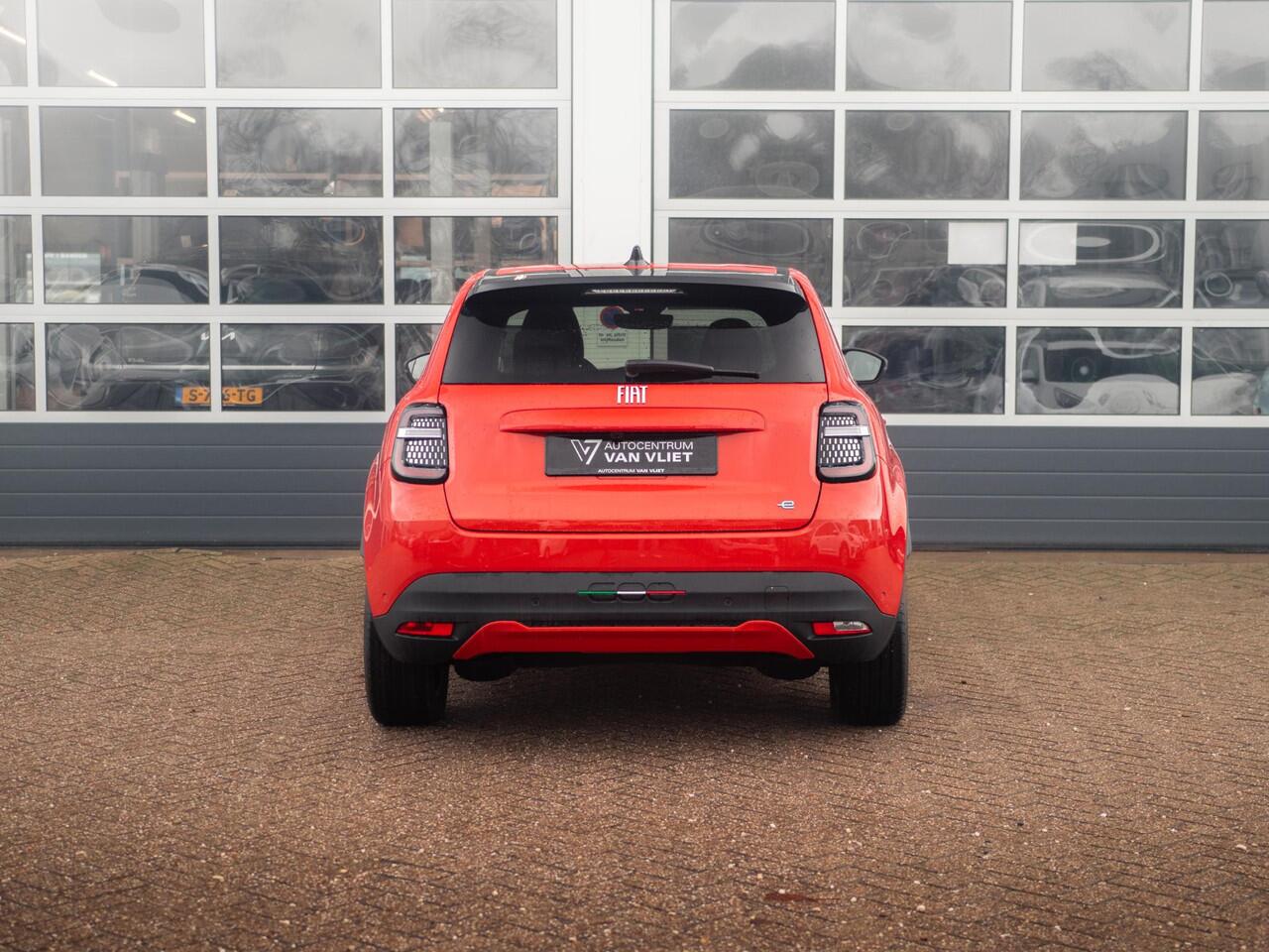 Fiat 600 600e La Prima 54 kWh | 17% Bijtelling | Carplay | Elek. Stoel | Stoelverwarming | Keyless | LED | Clima