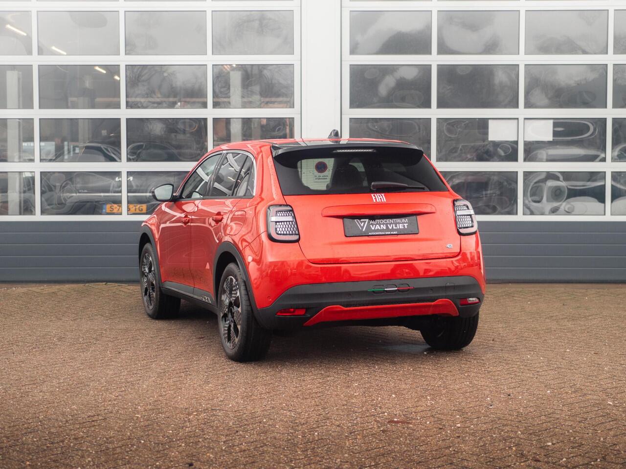 Fiat 600 600e La Prima 54 kWh | 17% Bijtelling | Carplay | Elek. Stoel | Stoelverwarming | Keyless | LED | Clima