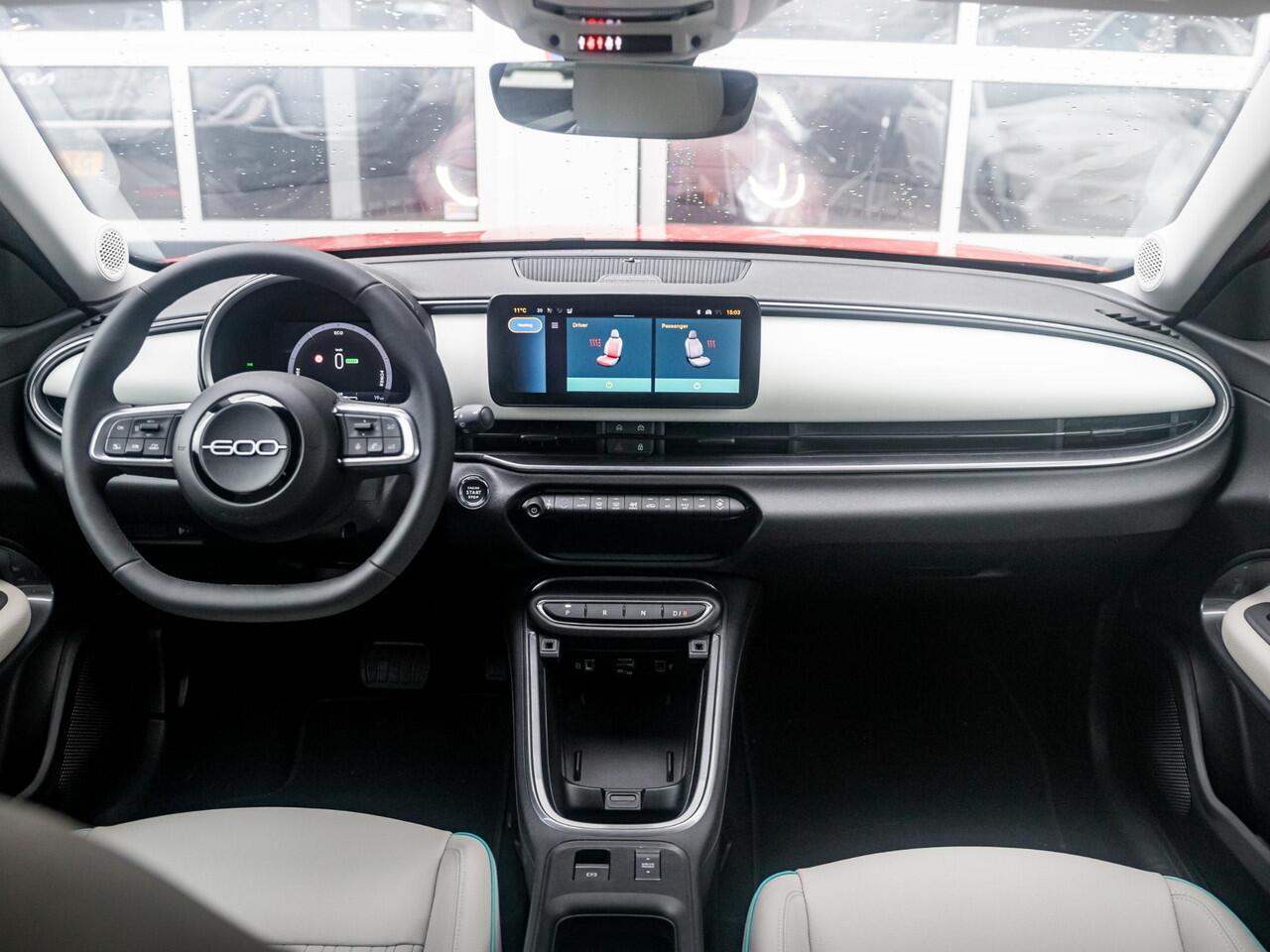 Fiat 600 600e La Prima 54 kWh | 17% Bijtelling | Carplay | Elek. Stoel | Stoelverwarming | Keyless | LED | Clima