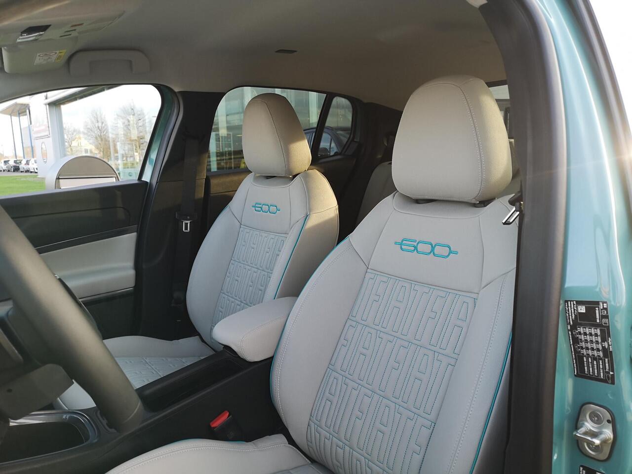 Fiat 600 1.2 Hybrid La Prima 136 PK | Full option | Camera | Adaptive cruise | Carplay | LED koplampen | Massagestoel | Lederen bekleding