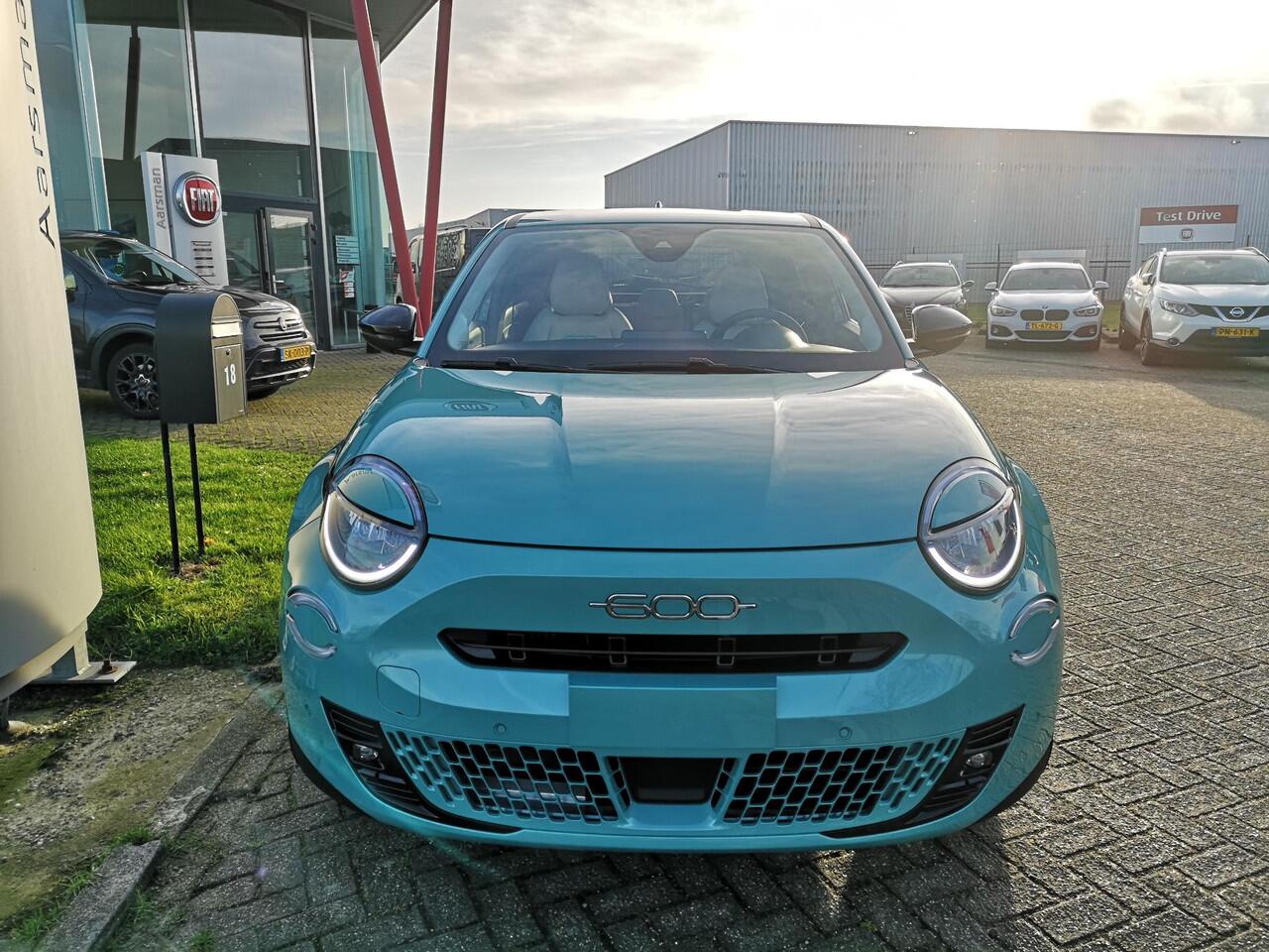 Fiat 600 1.2 Hybrid La Prima 136 PK | Full option | Camera | Adaptive cruise | Carplay | LED koplampen | Massagestoel | Lederen bekleding