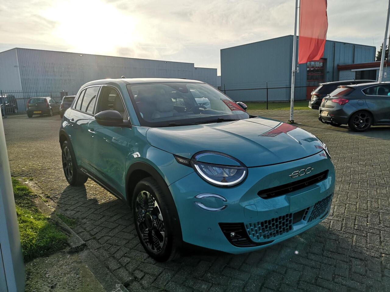 Fiat 600 1.2 Hybrid La Prima 136 PK | Full option | Camera | Adaptive cruise | Carplay | LED koplampen | Massagestoel | Lederen bekleding