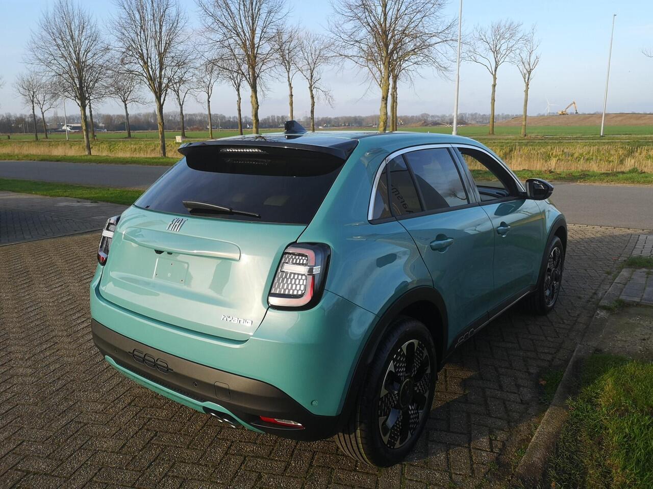 Fiat 600 1.2 Hybrid La Prima 136 PK | Full option | Camera | Adaptive cruise | Carplay | LED koplampen | Massagestoel | Lederen bekleding