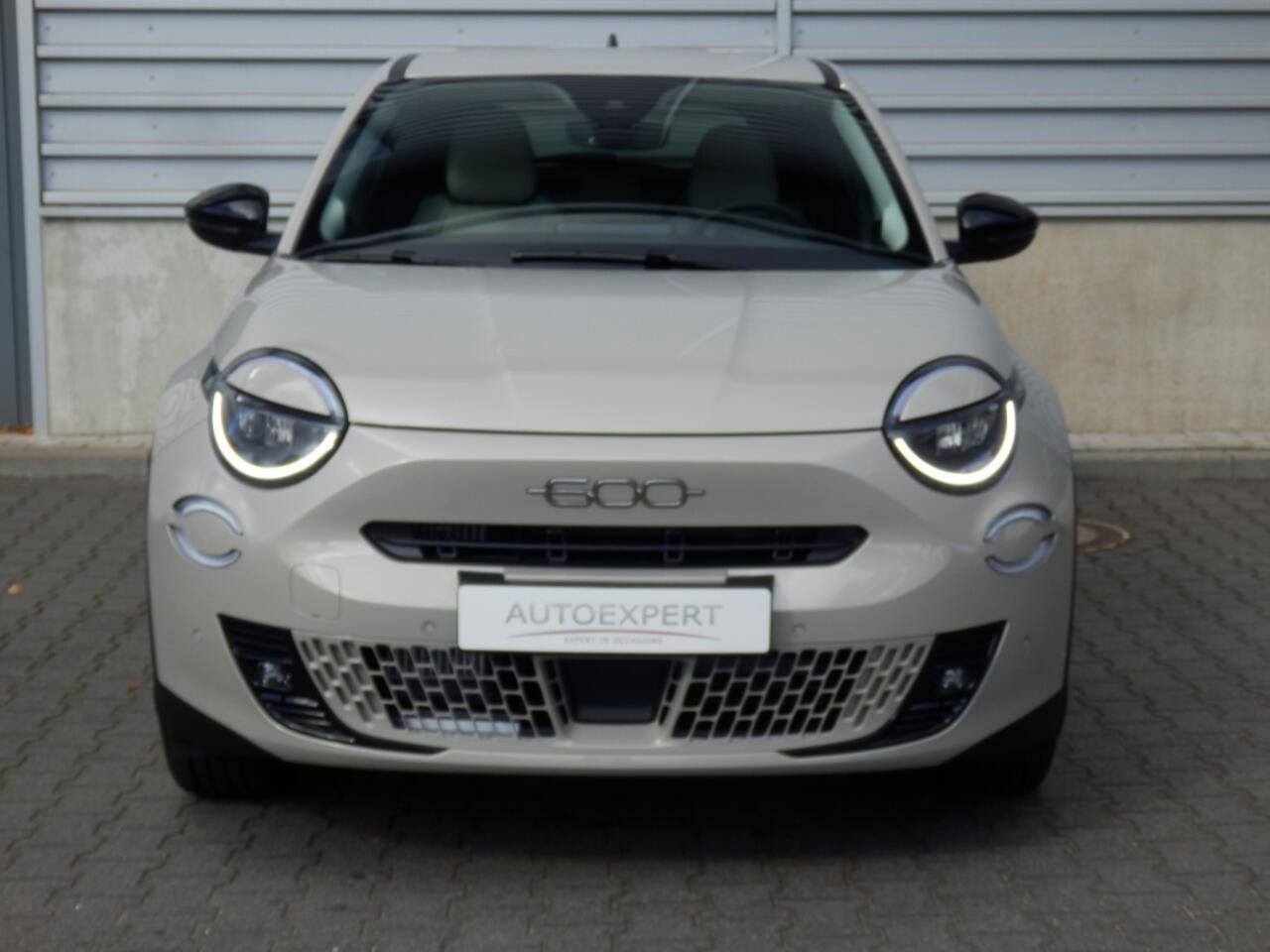 Fiat 600 136 pk. Hybride | La prima | 360 camera | Massage stoel |