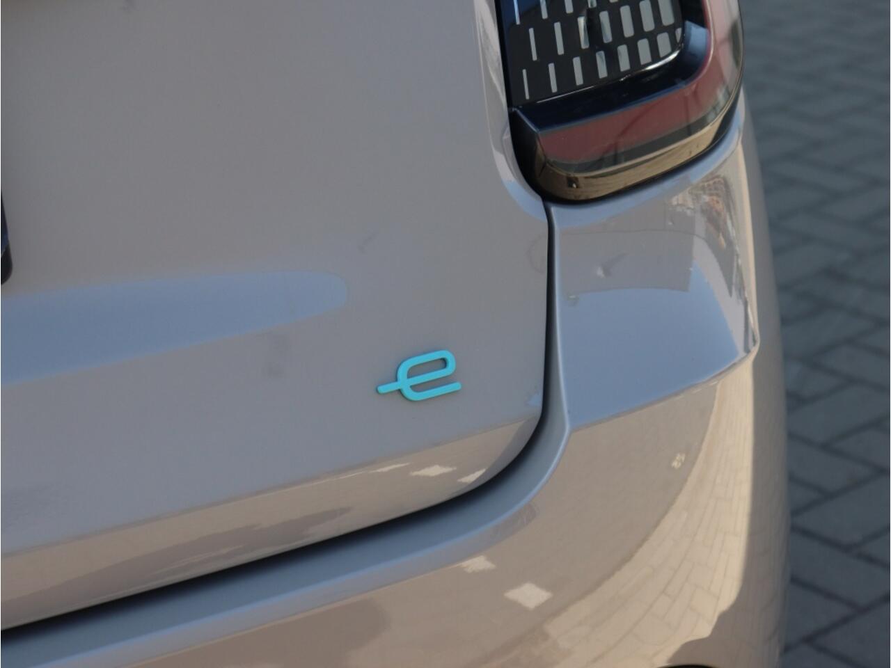 Fiat 600 600e La Prima 54 kWh | Navi | Camera | Carplay | 18"