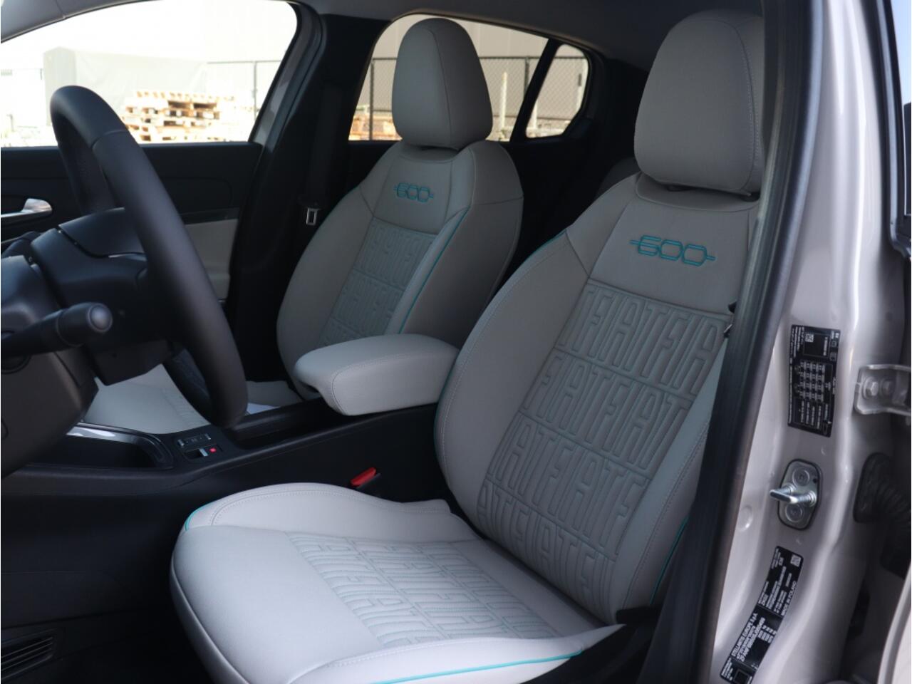 Fiat 600 600e La Prima 54 kWh | Navi | Camera | Carplay | 18"