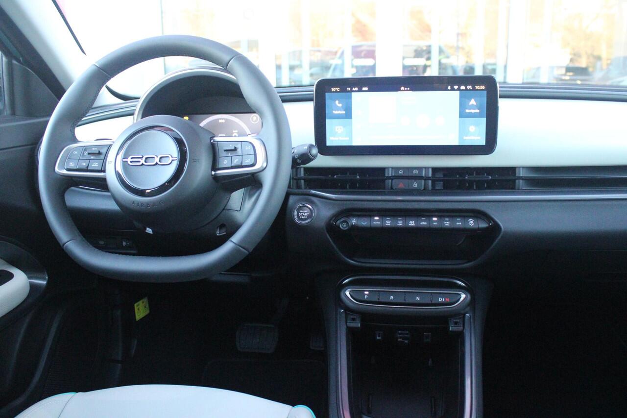 Fiat 600 1.2 HYbrid 110PK LA PRIMA | ELEKTRISCH VERSTELBARE BESTUURDERSTOEL MET MASSAGEFUNCTIE | NAVIGATIE | DODEHOEK DETECTIE | ELEKTRISCHE ACHTERKLEP | LEDKOPLAMPEN-MISTLAMPEN | LED ACHTERLICHTEN | PACK COMFORT: ACHTERUITRIJCAMERA / PARKEERSENSOREN VOOR-ACHTER /
