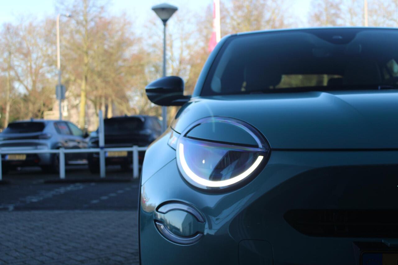 Fiat 600 1.2 HYbrid 110PK LA PRIMA | ELEKTRISCH VERSTELBARE BESTUURDERSTOEL MET MASSAGEFUNCTIE | NAVIGATIE | DODEHOEK DETECTIE | ELEKTRISCHE ACHTERKLEP | LEDKOPLAMPEN-MISTLAMPEN | LED ACHTERLICHTEN | PACK COMFORT: ACHTERUITRIJCAMERA / PARKEERSENSOREN VOOR-ACHTER /
