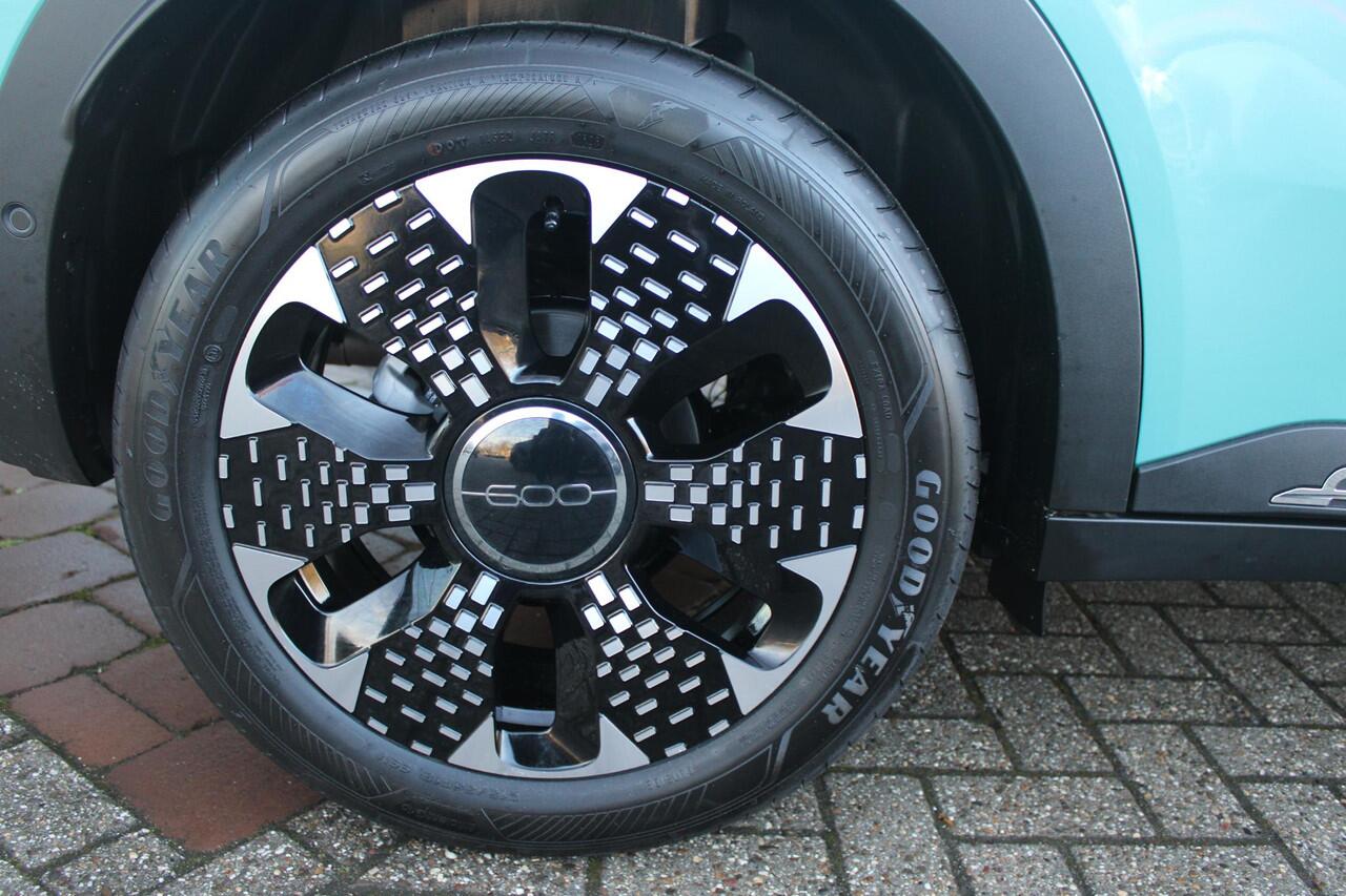 Fiat 600 1.2 HYbrid 110PK LA PRIMA | ELEKTRISCH VERSTELBARE BESTUURDERSTOEL MET MASSAGEFUNCTIE | NAVIGATIE | DODEHOEK DETECTIE | ELEKTRISCHE ACHTERKLEP | LEDKOPLAMPEN-MISTLAMPEN | LED ACHTERLICHTEN | PACK COMFORT: ACHTERUITRIJCAMERA / PARKEERSENSOREN VOOR-ACHTER /