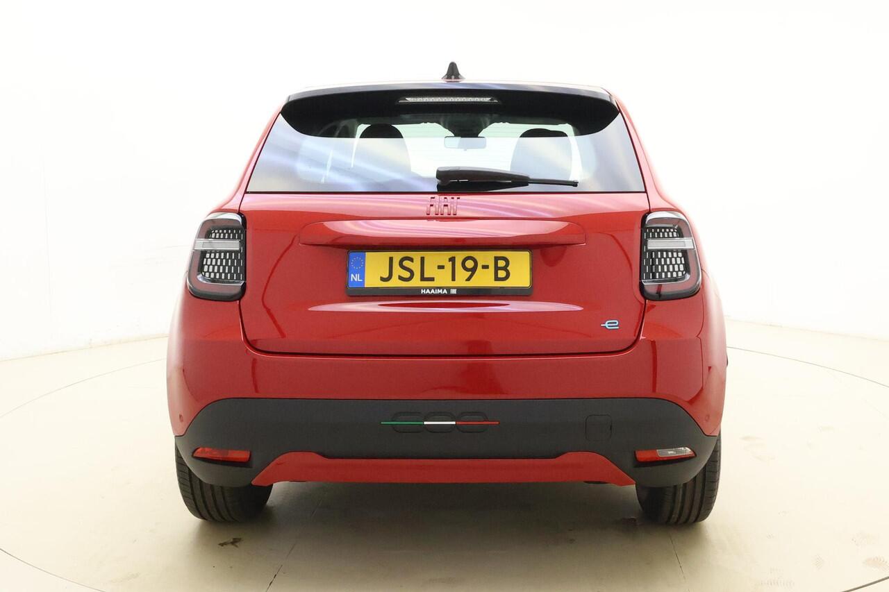 Fiat 600 600e RED 54 kWh | NIEUW | RUIM ¤ 10.000 REGISTRATIEVOORDEEL! | Climate control | DAB Radio | Keyless start | Hoge instap | Parkeersensoren | Snel rijden