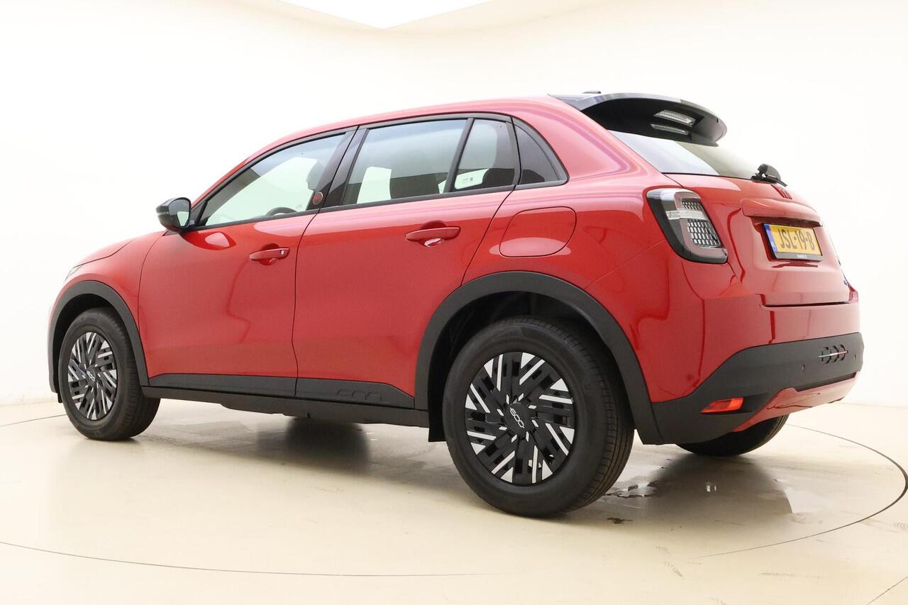 Fiat 600 600e RED 54 kWh | NIEUW | RUIM ¤ 10.000 REGISTRATIEVOORDEEL! | Climate control | DAB Radio | Keyless start | Hoge instap | Parkeersensoren | Snel rijden