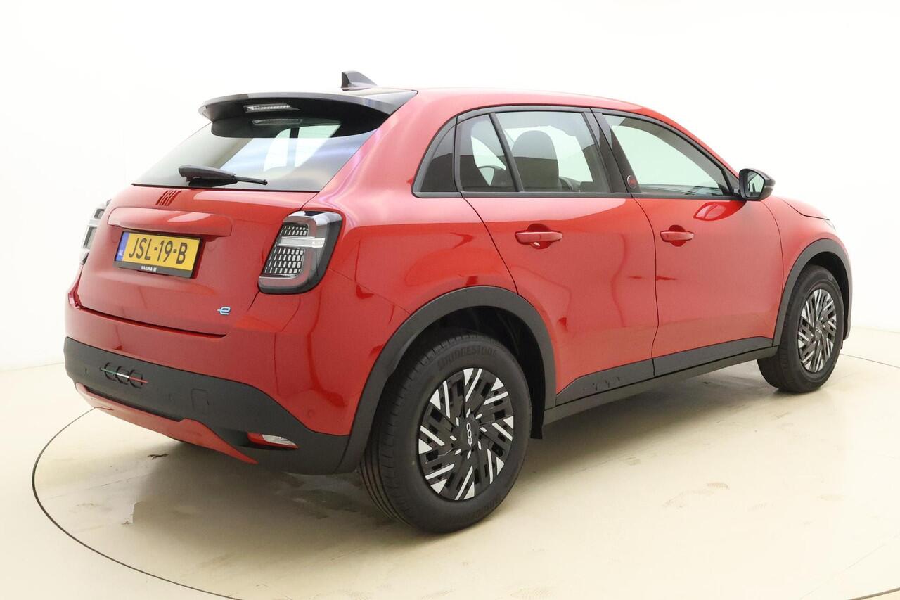 Fiat 600 600e RED 54 kWh | NIEUW | RUIM ¤ 10.000 REGISTRATIEVOORDEEL! | Climate control | DAB Radio | Keyless start | Hoge instap | Parkeersensoren | Snel rijden