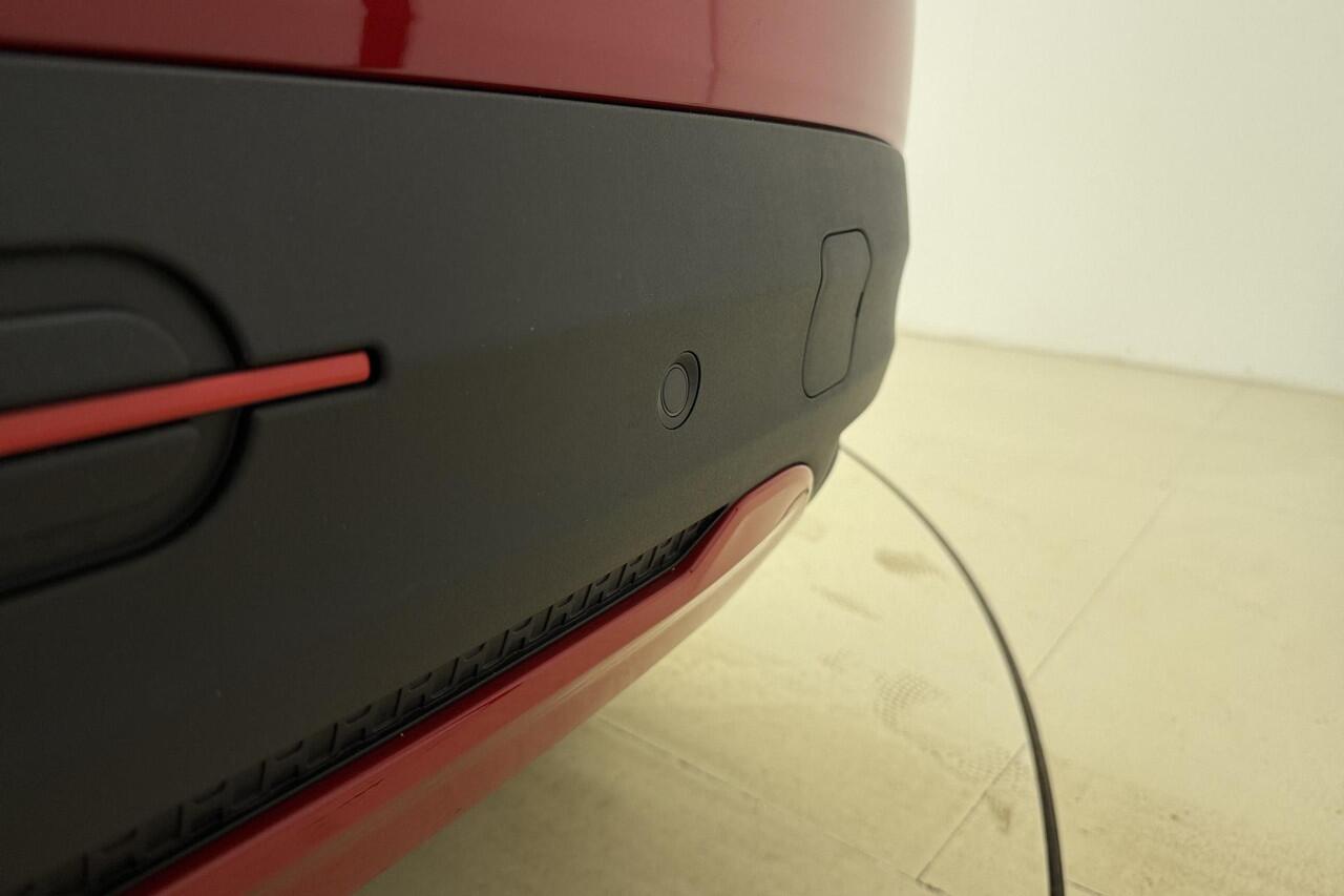 Fiat 600 600e RED 54 kWh | NIEUW | RUIM ¤ 10.000 REGISTRATIEVOORDEEL! | Climate control | DAB Radio | Keyless start | Hoge instap | Parkeersensoren | Snel rijden