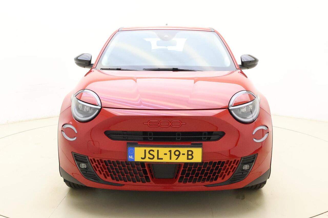 Fiat 600 600e RED 54 kWh | NIEUW | RUIM ¤ 10.000 REGISTRATIEVOORDEEL! | Climate control | DAB Radio | Keyless start | Hoge instap | Parkeersensoren | Snel rijden