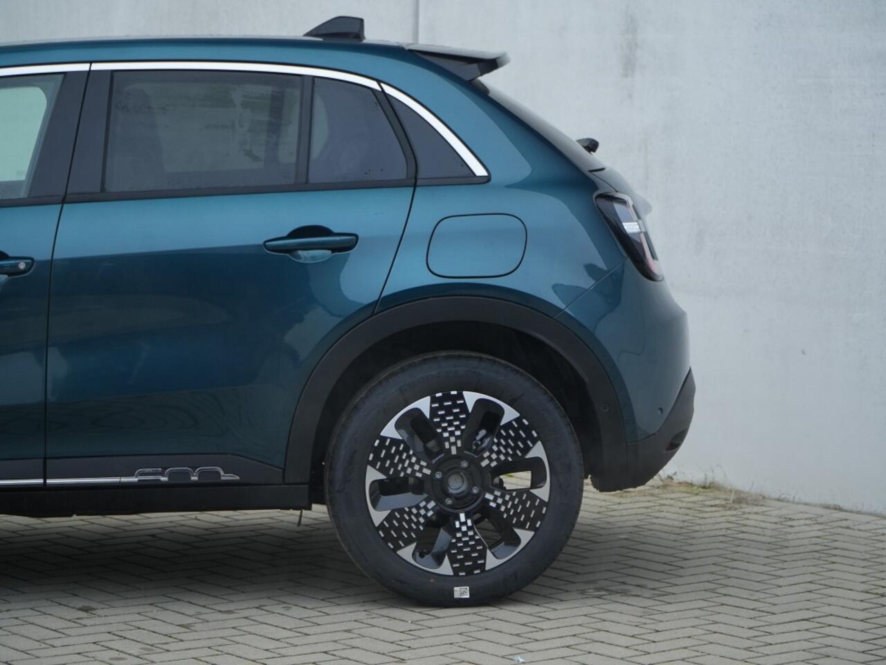 Fiat 600 1.2 Hybrid 110 PK La Prima | Navi | Camera | Carplay | Leder