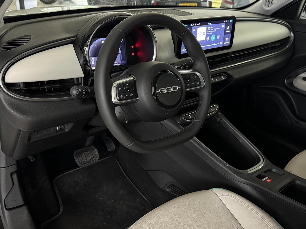 Fiat 600 1.2 Hybrid La Prima | Leer | ACC | Stoelverwarming | Massage | Clima | Camera | Navi | Elektrische achterklep | ( Vestiging - Nieuwegein )