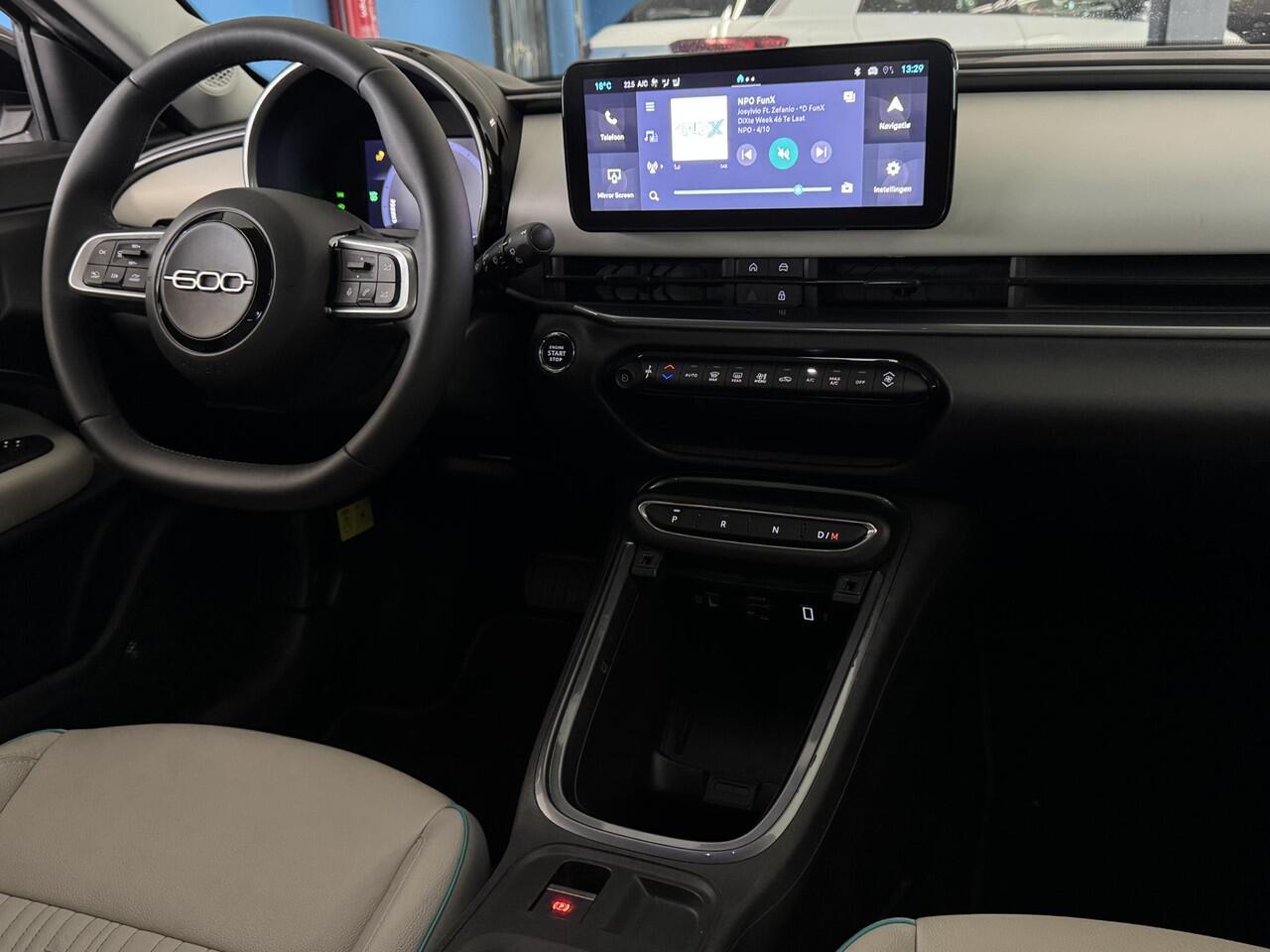 Fiat 600 1.2 Hybrid La Prima | Leer | ACC | Stoelverwarming | Massage | Clima | Camera | Navi | Elektrische achterklep | ( Vestiging - Nieuwegein )