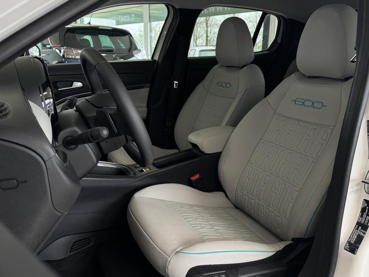 Fiat 600 1.2 Hybrid La Prima | Leer | ACC | Stoelverwarming | Massage | Clima | Camera | Navi | Elektrische achterklep | ( Vestiging - Nieuwegein )