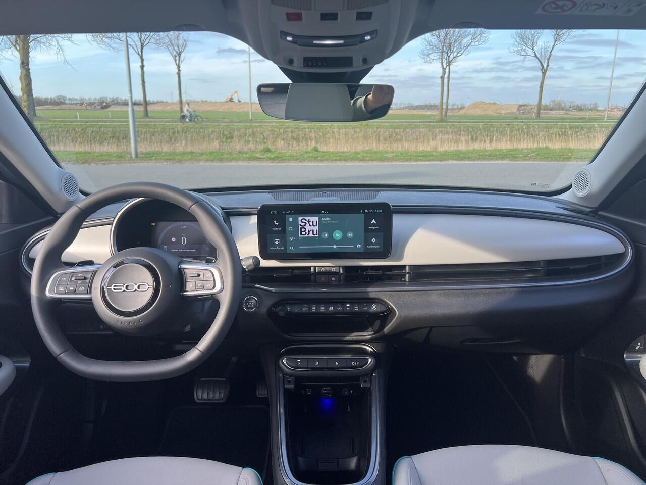Fiat 600 1.2 Hybrid La Prima | Full option | Camera | Stoelverwarming | Leder | Carplay | Massage | Droneview | LED
