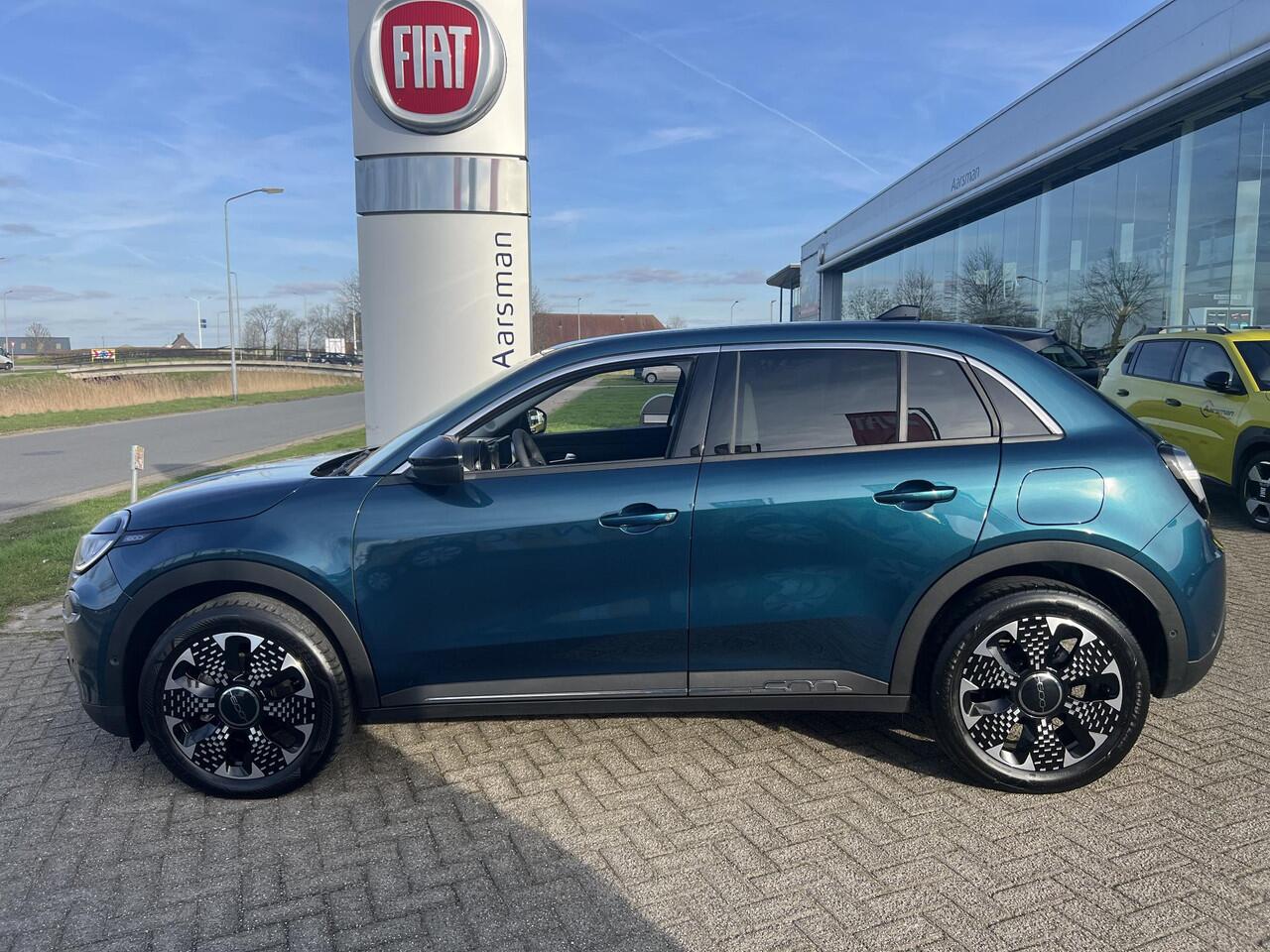 Fiat 600 1.2 Hybrid La Prima | Full option | Camera | Stoelverwarming | Leder | Carplay | Massage | Droneview | LED